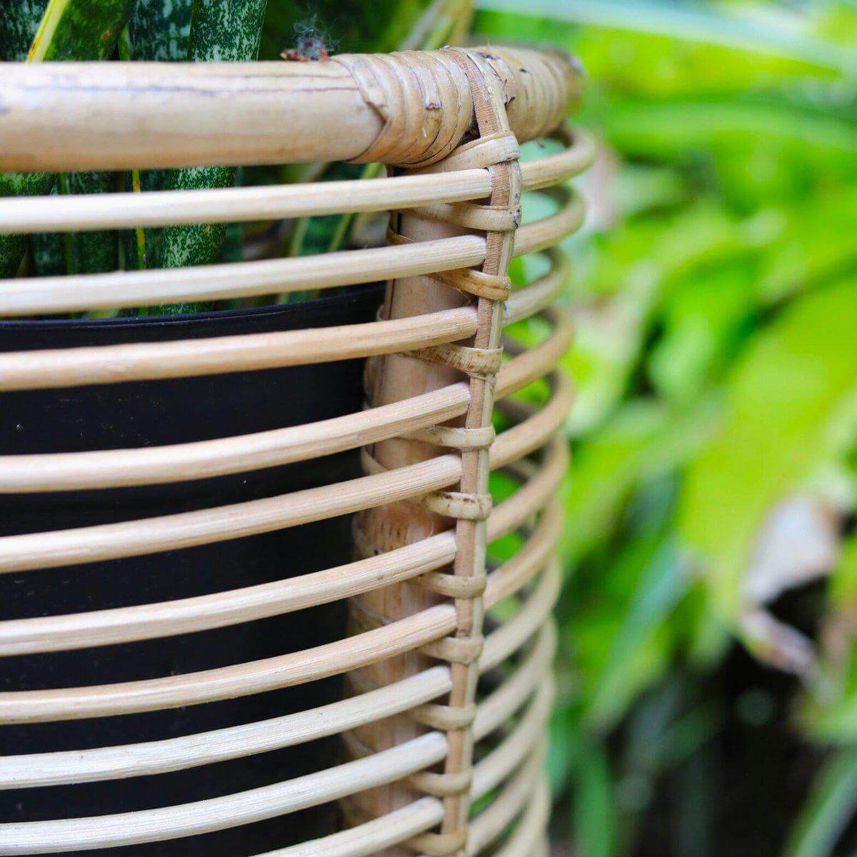 Rotan Plantenstandaard Rond – Boho Plantenbak – Rotan Plantenmand – Natuurlijke Bloemenstandaard voor Potten tot Ø20 cm AKARA