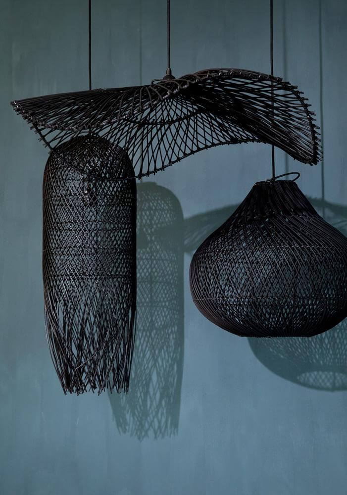 Stijlvolle zwarte rotan hanglamp Chapeau in een boho-chic interieur setting.