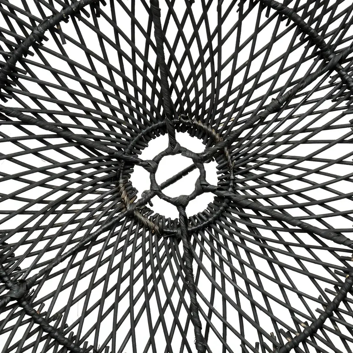 Close-up of black wicker pattern on the Rotan Hanglamp Chapeau, featuring a boho-chic design for stylish interior lighting.