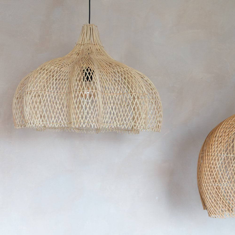 Rotan hanglamp Flora, handgemaakte blikvanger met natuurlijk design, perfecte toevoeging voor elk interieur, sfeervolle verlichting.