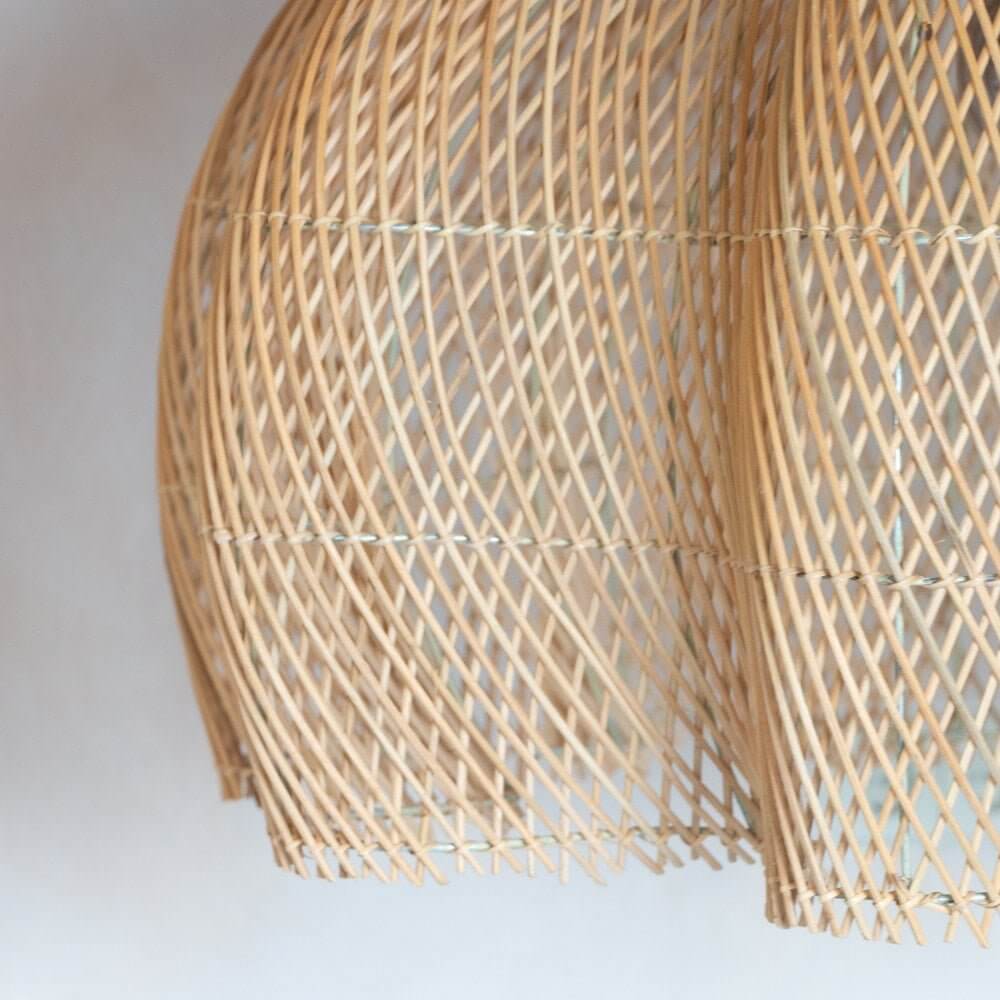 Rotan hanglamp Flora met handgevlochten design, groot en stijlvol, ideaal voor een warme en natuurlijke interieuruitstraling.