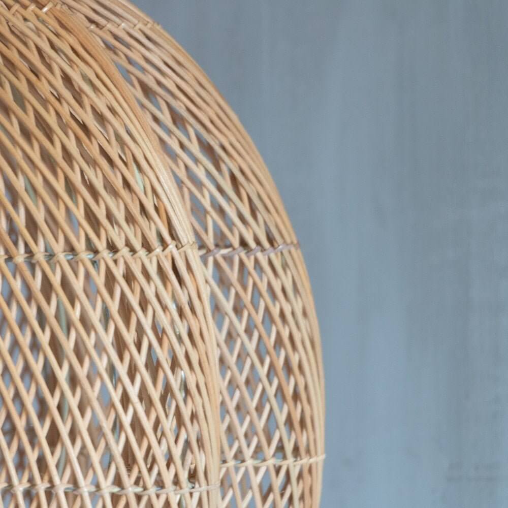 Rotan hanglamp Flora met handgevlochten design, perfect voor een natuurlijke en warme uitstraling in elk interieur.
