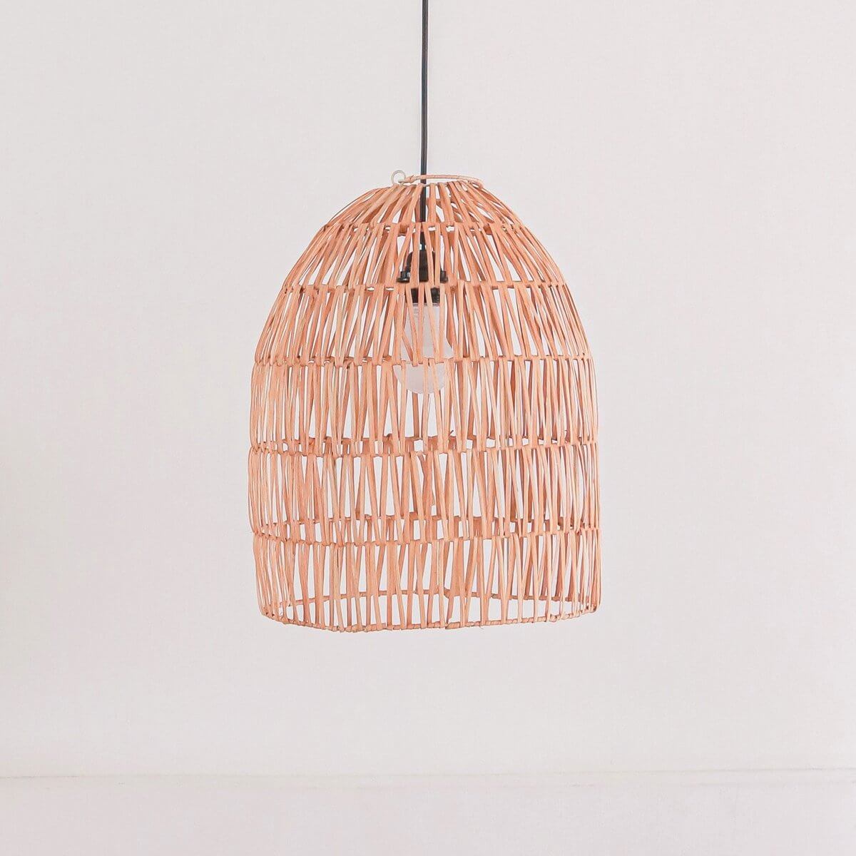 Rotan hanglamp MALUKA, handgemaakt, duurzaam, boho-stijl, natuurlijke tinten, warm lichtpatroon, diameter 25 cm, plasticvrij.