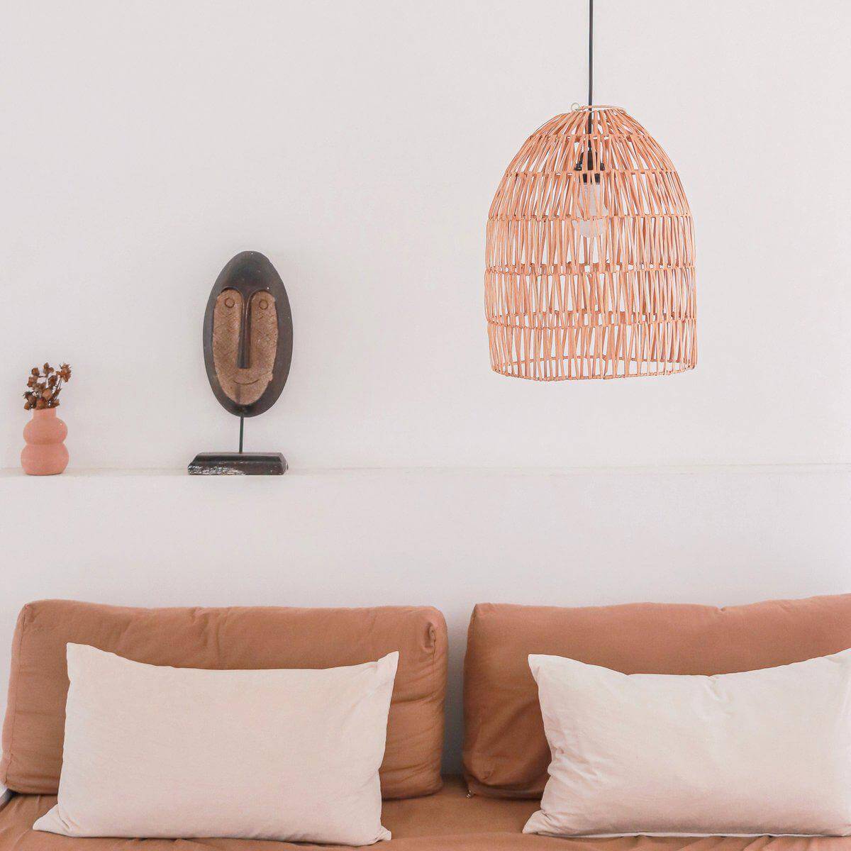 Rotan hanglamp MALUKA boven boho-stijl bank met warme natuurlijke tinten