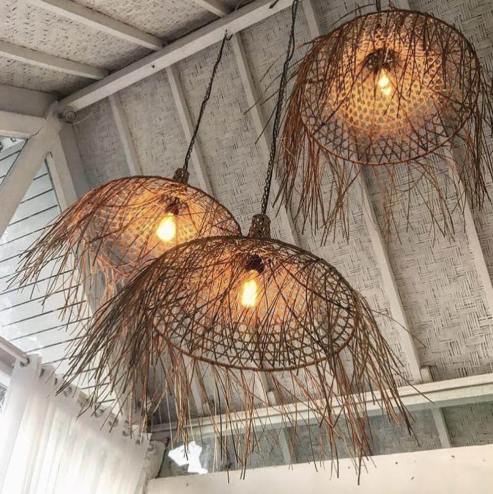 Handgemaakte rotan hanglampen Mykonos creëren een boho sfeer in de woonkamer. Perfect voor een kustinterieur.