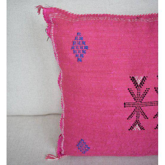 Sabra kussen in felle roze kleur met bohemian patronen, perfect voor een ibiza sfeer thuis of in de tuin. Ideaal voor een loungeset.