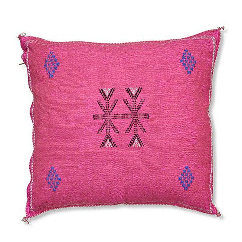 Felroze Sabra kussen met bohemian patroon, perfect voor een Ibiza-sfeer in je tuin of woonkamer. Natuurlijk geverfde kleuren.