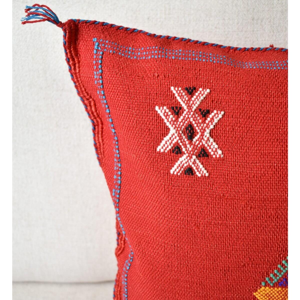 Bohemian Sabra kussen in levendige rode kleur met rustgevende patronen, perfect voor een Ibiza-sfeer in huis of tuin.
