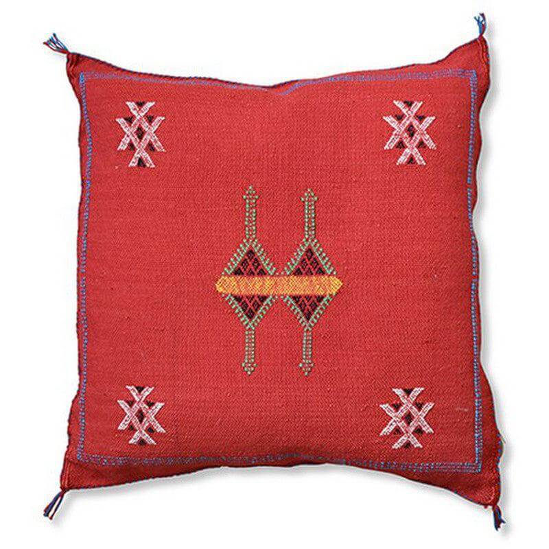 Rood Sabra kussen met bohemian patronen voor een Ibiza sfeer. Perfect voor binnen en in de tuin. Geverfd met natuurlijke kleurstoffen.