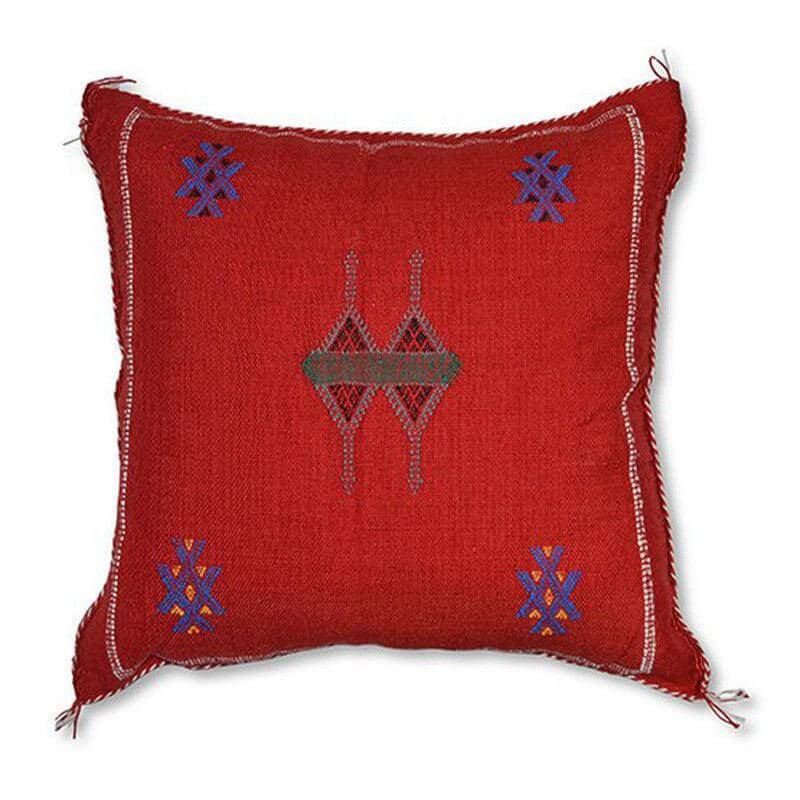 Sabra kussen SB096 in rood met bohemian patroon, ideaal voor een Ibiza sfeer in de tuin of woonkamer. Handgekleurd met natuurlijke verfstoffen.