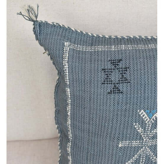 Bohemian Sabra kussen grijs met zwart-witte patronen, perfect voor binnen en buiten voor een Ibiza-sfeer, geverfd met natuurlijke kleurstoffen.
