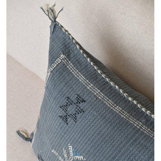 Blauw Sabra kussen met bohemian patroon voor binnen- en buitengebruik, ideaal voor een Ibiza sfeer in je tuin loungeset.