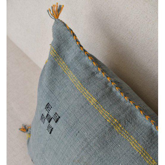 Bohemian Sabra kussen in grijze tinten met heldere patronen, perfect voor een chique Ibiza sfeer in huis of tuin.