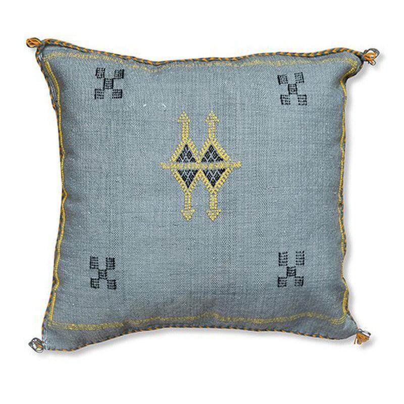 Bohemian Sabra kussen in blauw met rustiek patroon, perfect voor een Ibiza-sfeer in huis of tuin. Geverfd met natuurlijke kleurstoffen.