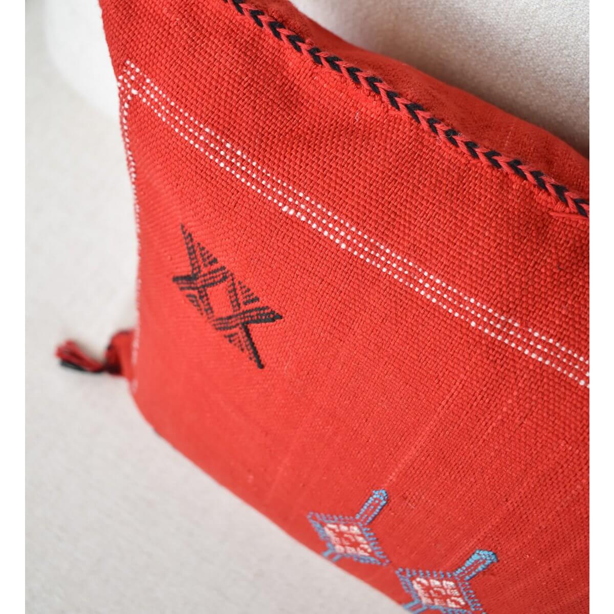Sabra kussen in rood met bohemian patronen, ideaal voor binnen of in de tuin. Voegt een Ibiza sfeer toe aan elke ruimte.
