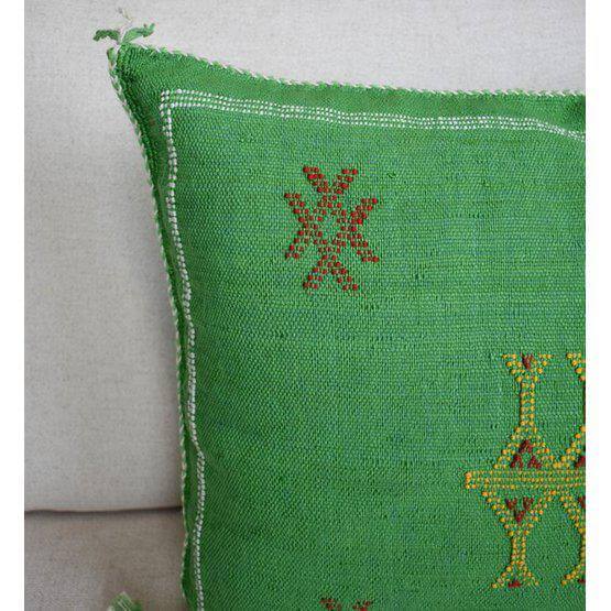 Groen Sabra kussen met bohemian patroon, geverfd met natuurlijke kleurstoffen, perfect voor binnen of in de loungeset voor Ibiza sfeer.