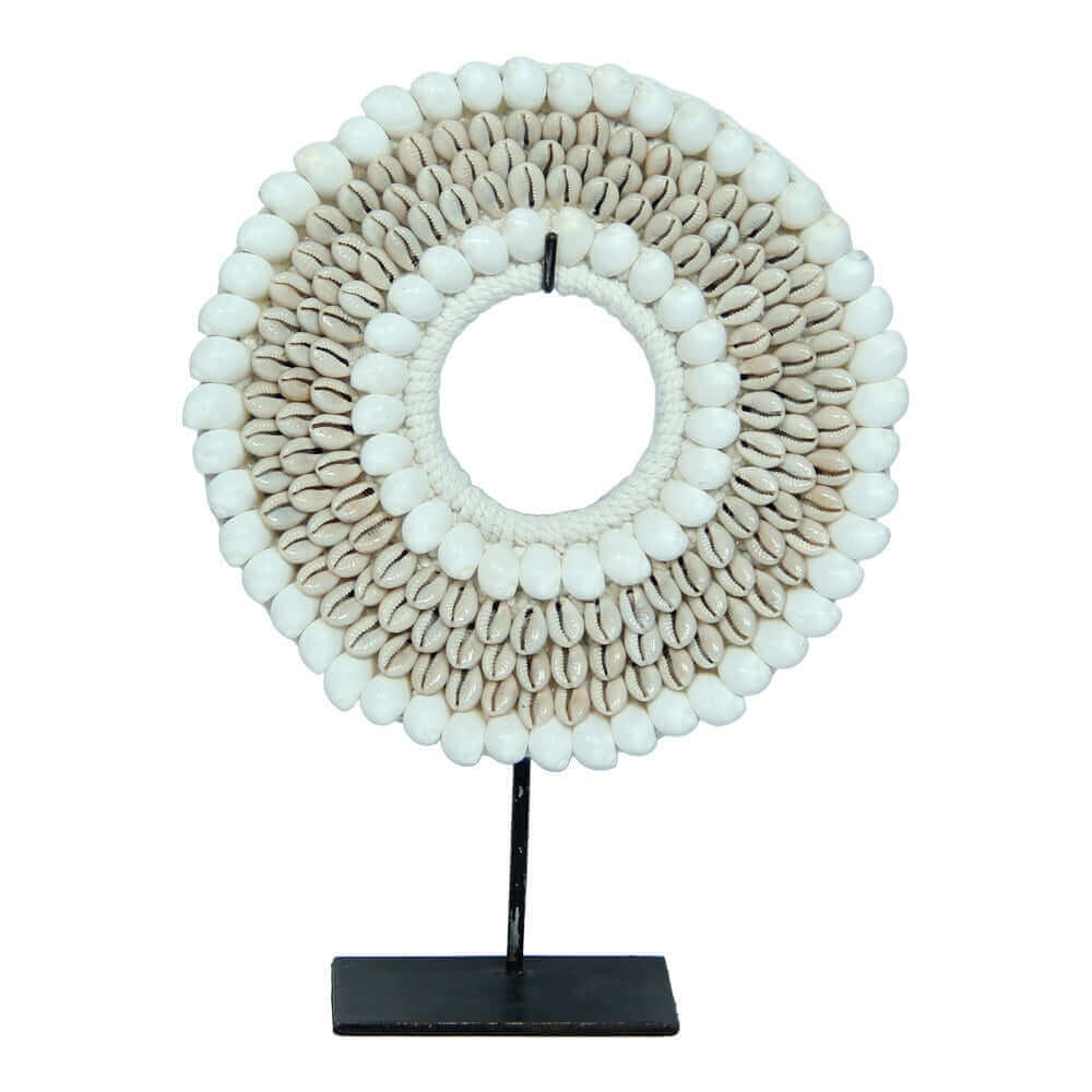 Schelpenketting op standaard Putri, decoratief kunstwerk met natuurlijke schelpen, perfect voor maritieme interieurs.