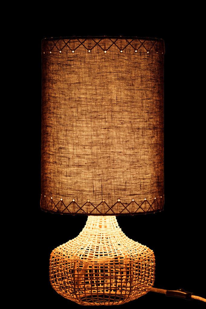 Tafellamp Ibiza Groot J-Line Tafellamp Ibiza Large is een prachtige toevoeging aan de Winter 2023 collectie. Met zijn mix van kleuren en materialen zoals linnen, riet, en ijzer straalt deze lamp elegantie uit. De lamp vereist montage en heeft een E27 fitt