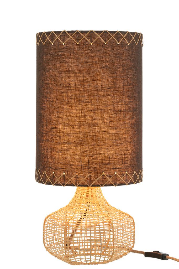 Tafellamp Ibiza Groot J-Line Tafellamp Ibiza Large is een prachtige toevoeging aan de Winter 2023 collectie. Met zijn mix van kleuren en materialen zoals linnen, riet, en ijzer straalt deze lamp elegantie uit. De lamp vereist montage en heeft een E27 fitt