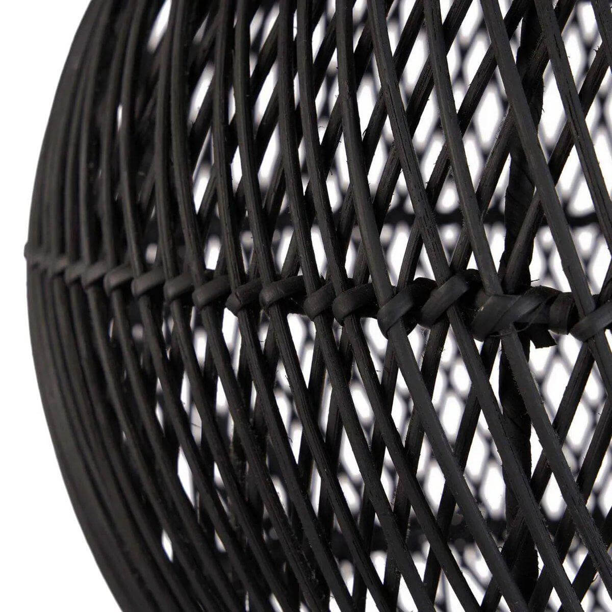 Zwarte rattan bol van The Bubble Pendant, een speelse lamp die moderne en boheemse interieurs verlevendigt.