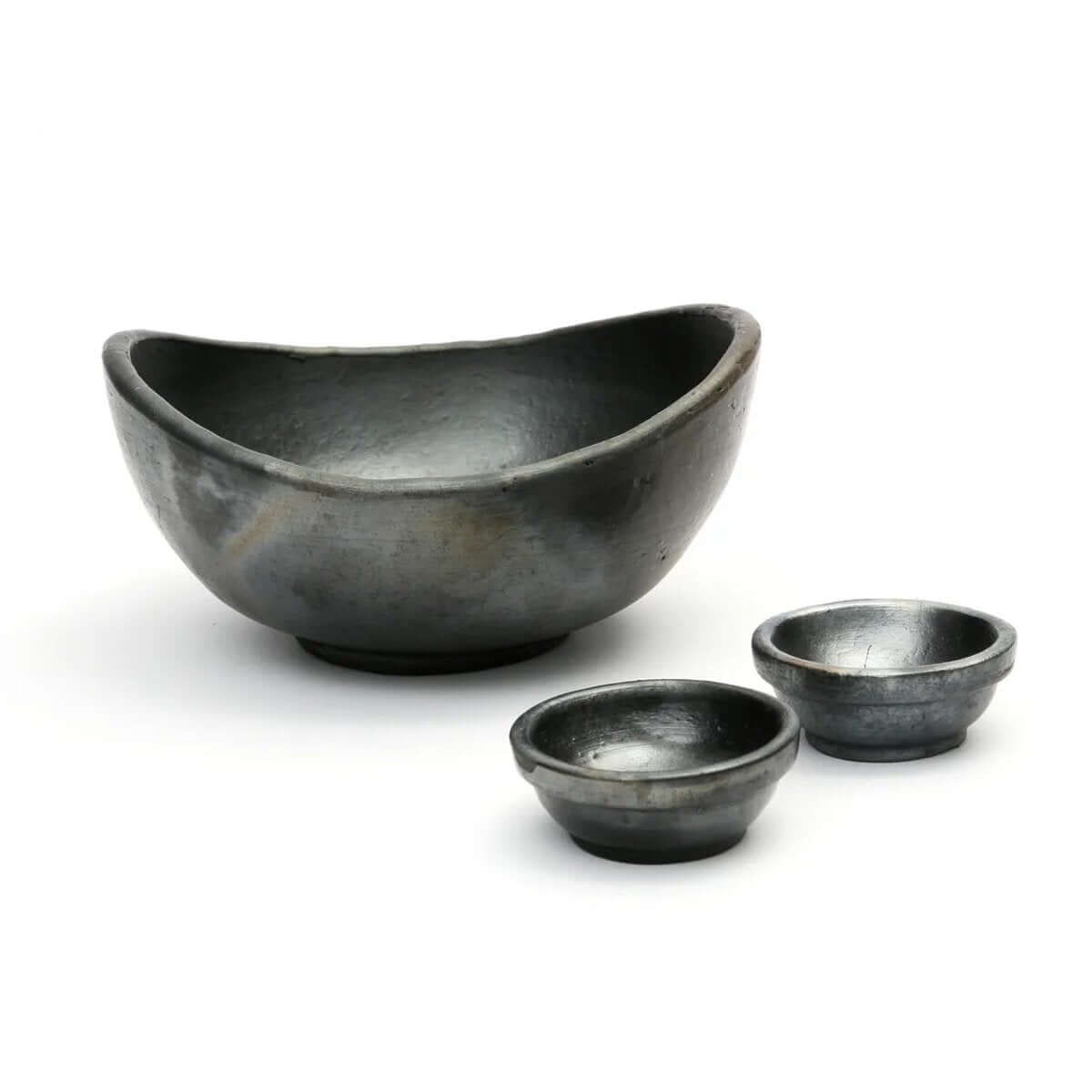 Set of three burned curved black terracotta bowls by Bazar Bizar Living with bohemian style, perfect for unique dining experiences.