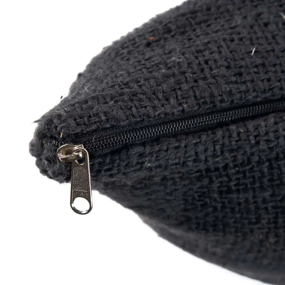 Zwarte Drizzle Kussenhoes met rits, stijlvol en veelzijdig voor elk interieur.