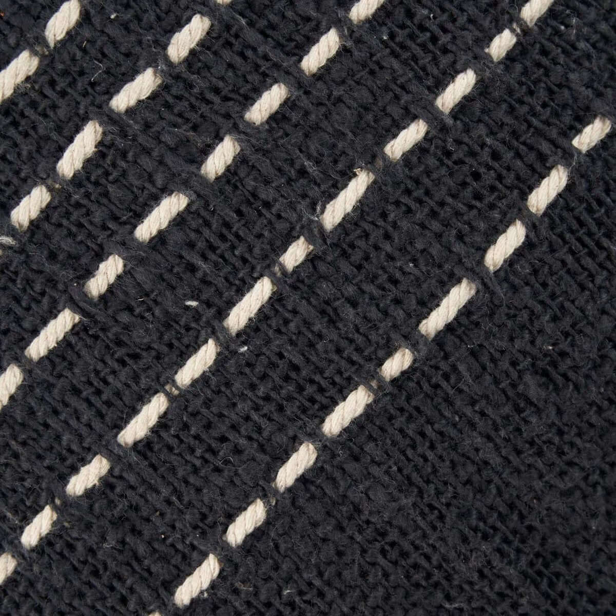 Close-up van de zwart-witte Drizzle Kussenhoes textuur, met contrasterende stiksels voor een modern en stijlvol interieurontwerp.