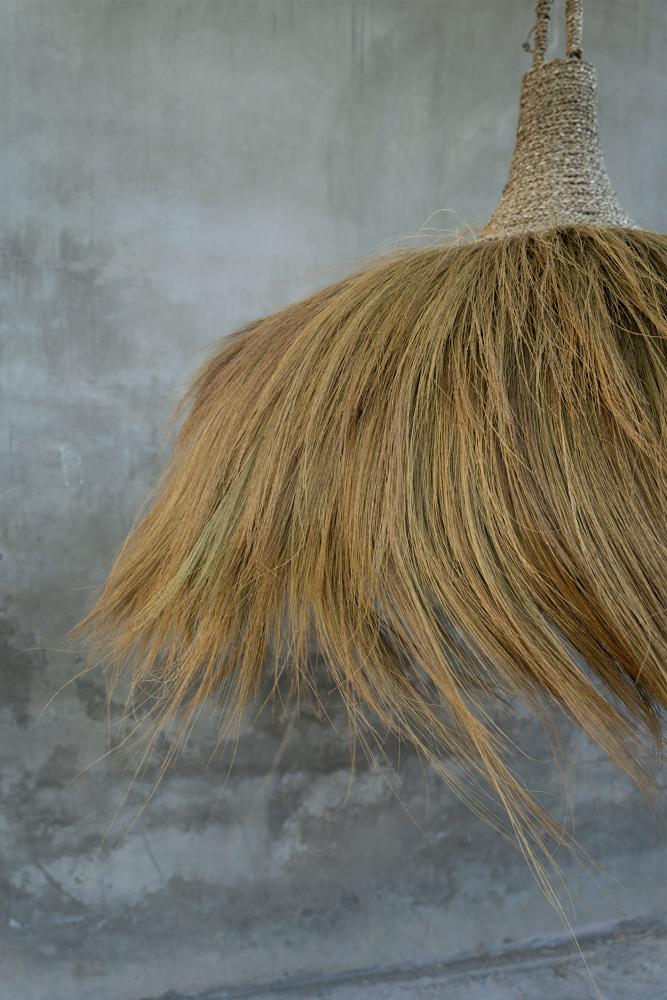 Handgemaakte Makiki Pendant XL hanglamp van mendong-gras, perfect voor een tropische sfeer in huis.