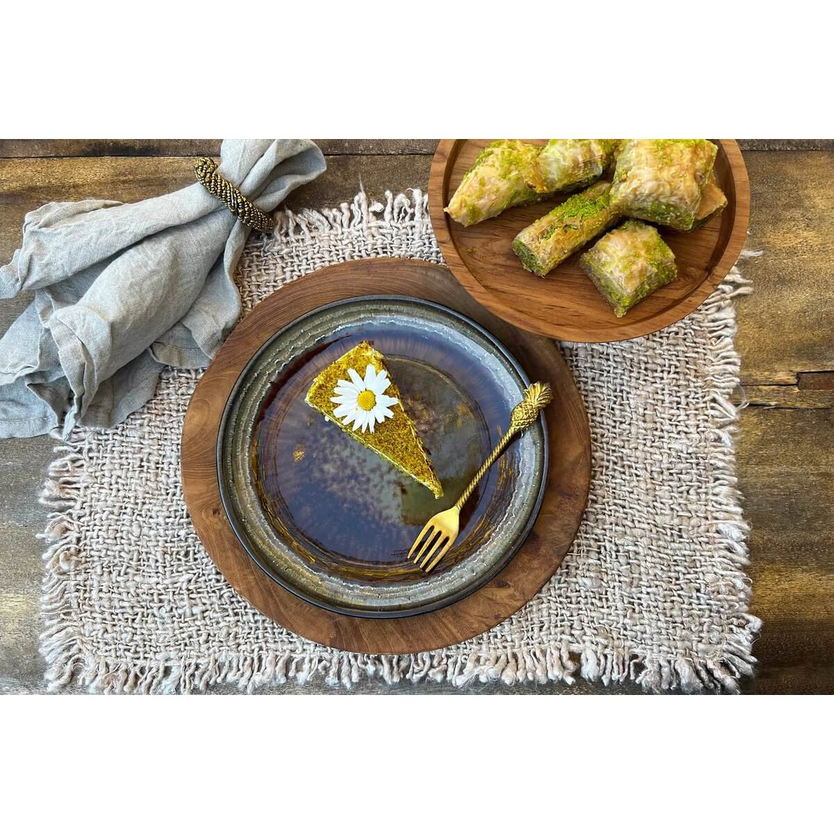 Chique tafelsetting met beige katoenen placemat en desserts op bord
