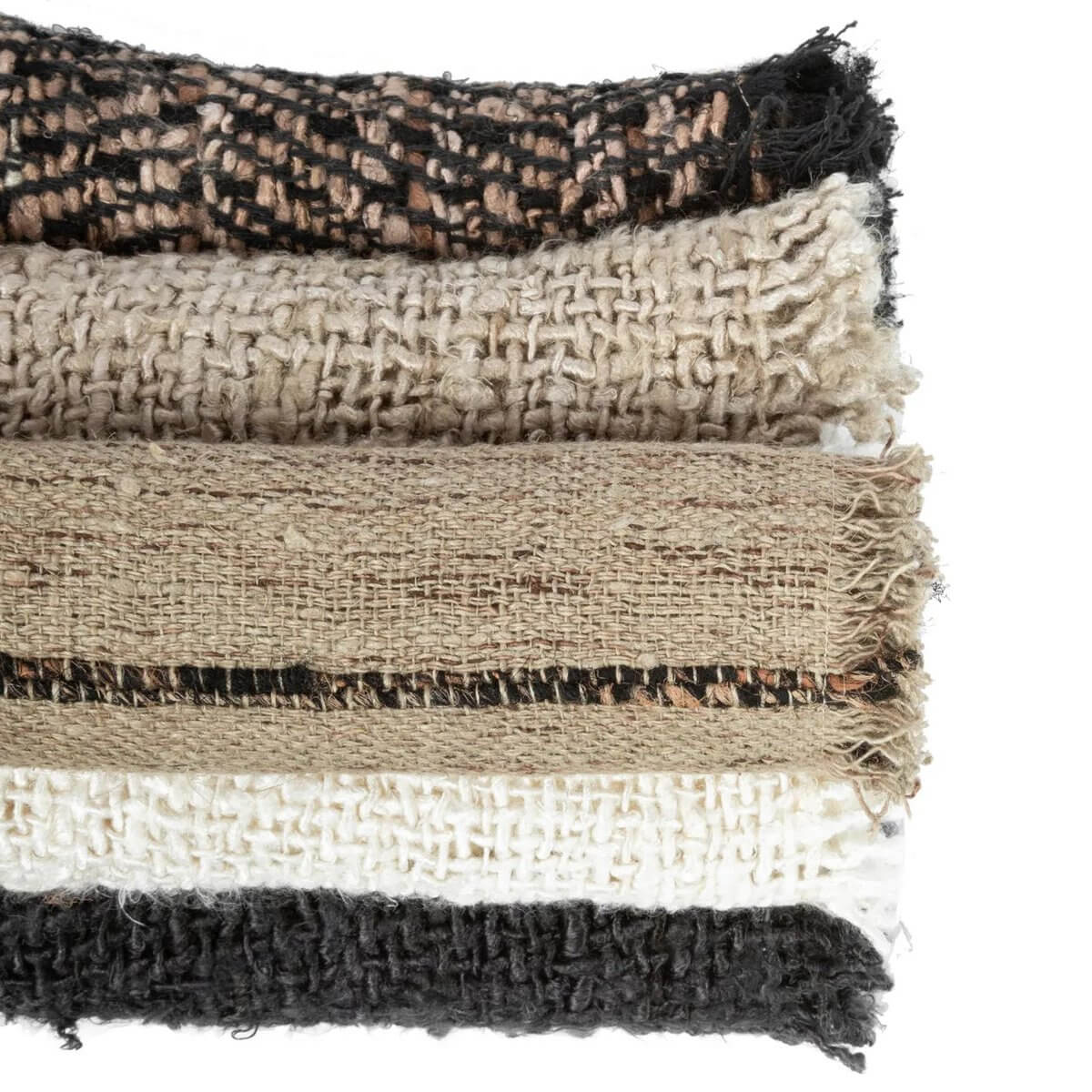 Stapel van beige en natuurlijke geweven stoffen met diverse texturen, ideaal voor luxe woondecoratie en interieurdesign.