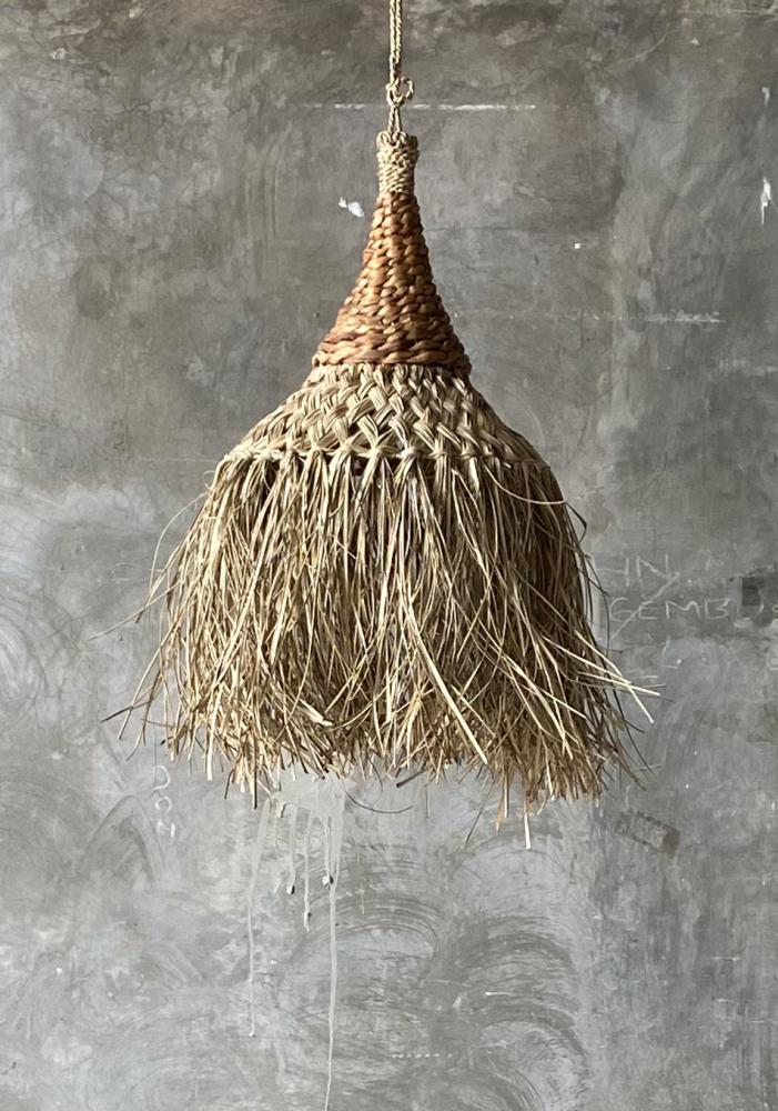 Alt Tag: Stijlvolle Playa Pendant hanglamp, geweven van sisal en bananenblad, voor sfeervolle beach vibes binnen en buiten.
