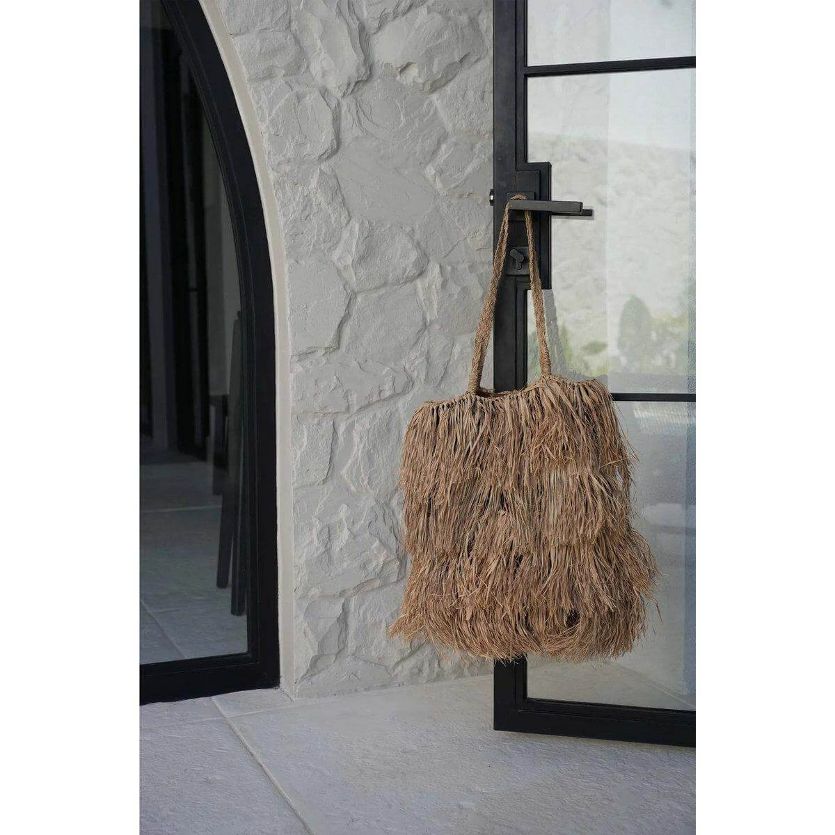 Elegante Raffia Bahamas Tote van natuurlijke vezels, perfecte accessoire voor zomerse dagen aan het strand of in de stad.