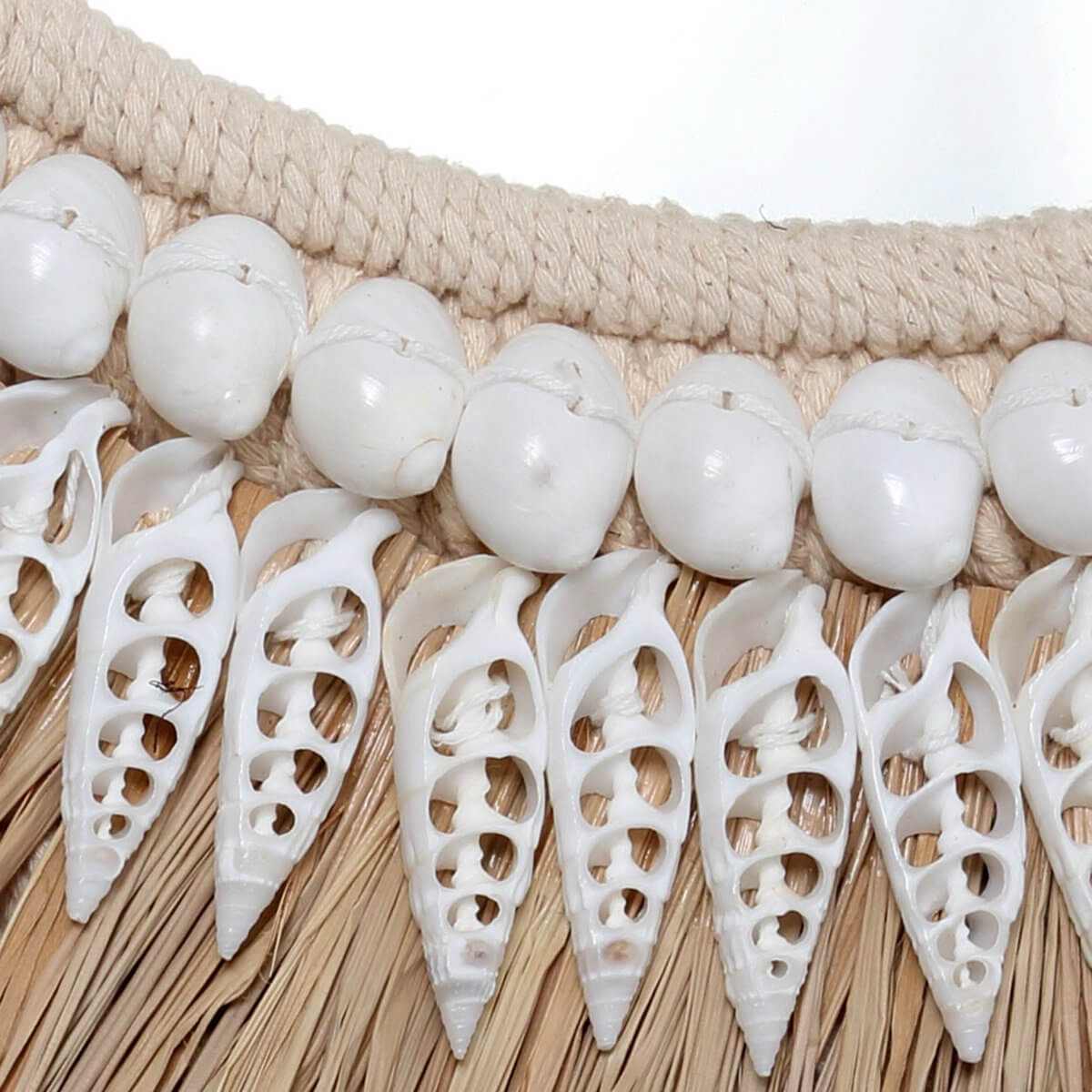 Close-up van de Raffia Ginger Spiegel met decoratieve natuur elementen voor een boho uitstraling.