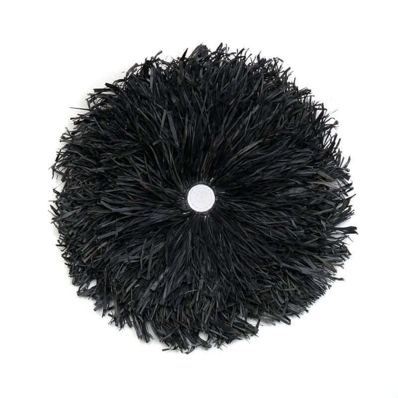 Alt Tag: Prachtige Zwarte Raffia Juju wanddisplay van Bazar Bizar, perfect voor een bohemien interieur touch.