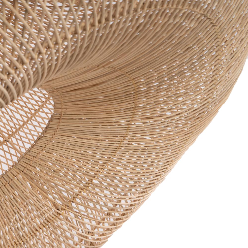 Natuurlijke rotan textuur van de Shala hanglamp, een veelzijdige lamp die zowel aan plafond hangt als op vloer staat. Beschikbaar in twee maten.