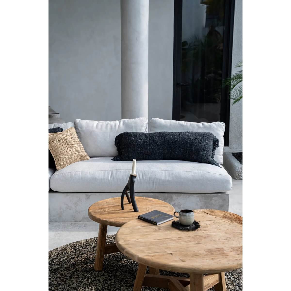 Bohemian living room with a Triple Twig Candle Holder in zwart metal, sitting on wooden tables, adding charm to a cozy interior space.