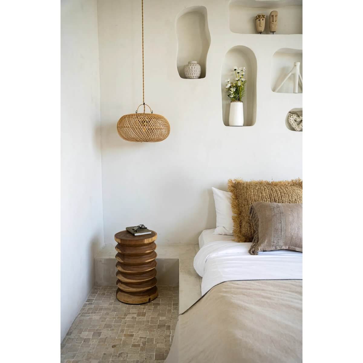Rieten Wholly hanglamp in slaapkamerinterieur met bohemien details en neutrale tinten