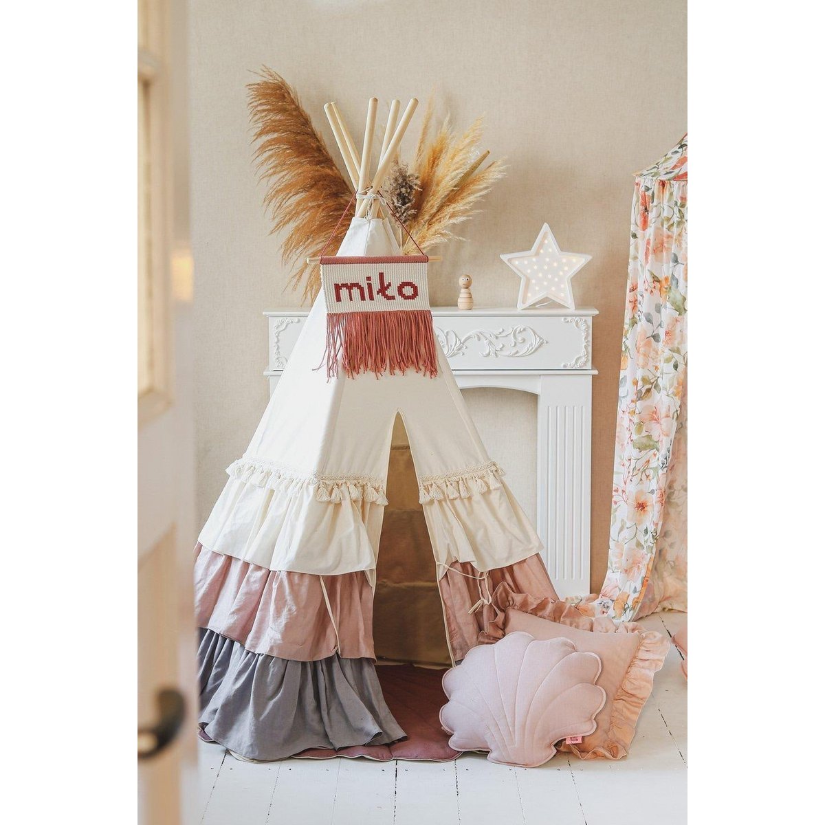 Tipi "Powder Frills" met ruches en "Powder Pink" schelpmattenset-Moi Mili-Ik Hout ervan.