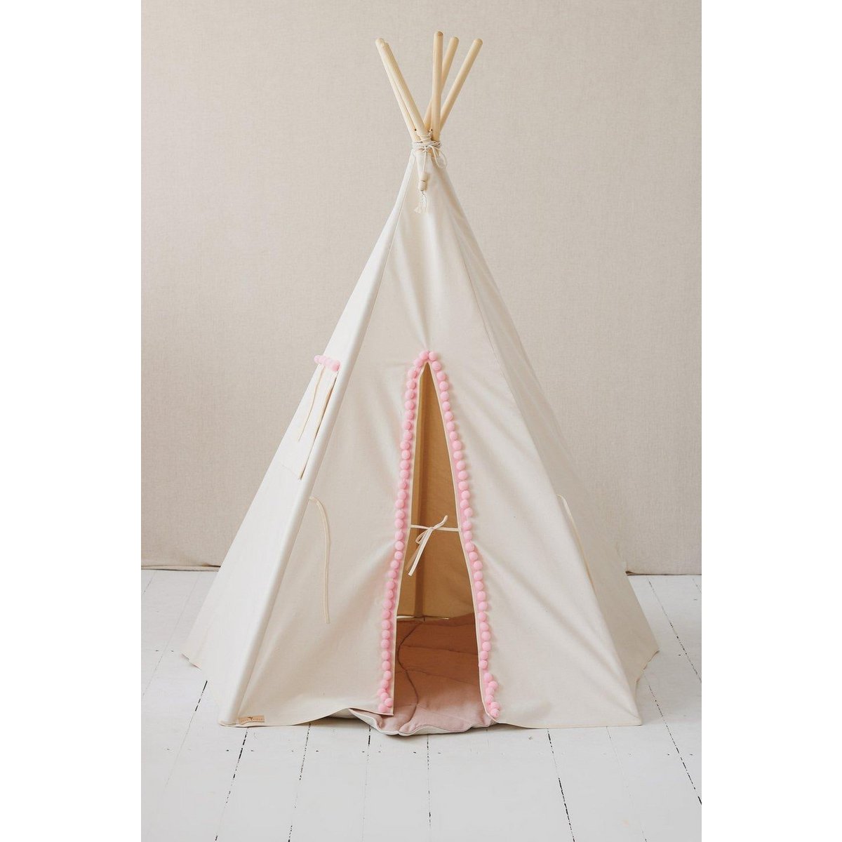 Tipi-tent "Fluffy Pompoms" met pompons-Moi Mili-Ik Hout ervan.