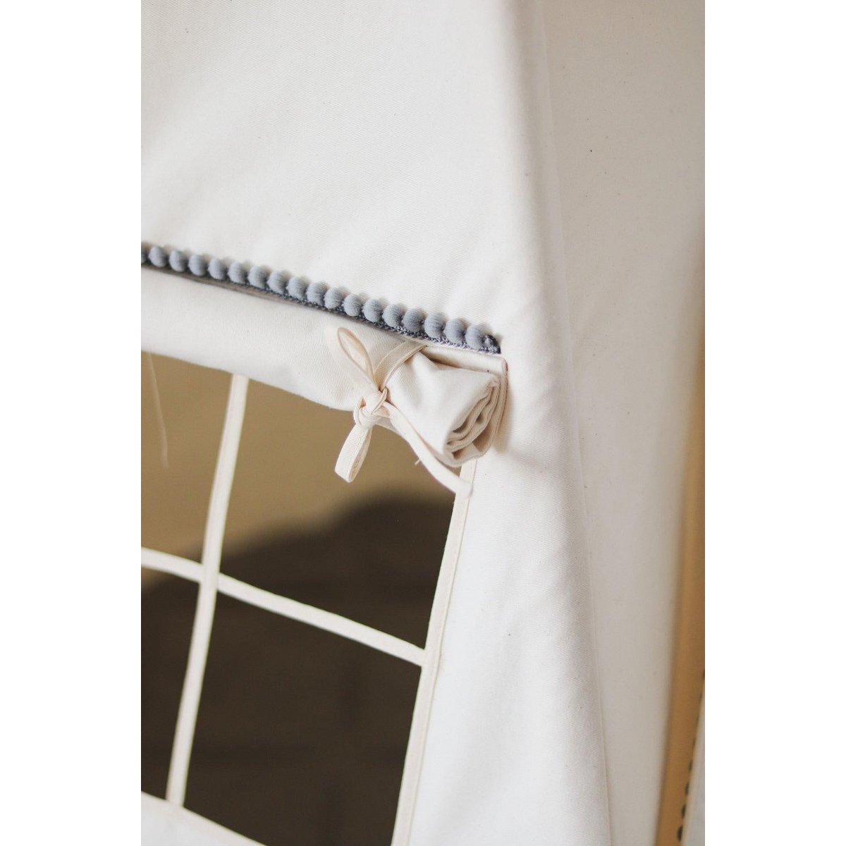 Tipitent “Grijze Pompoms” met Pompoms-Moi Mili-Ik Hout ervan.