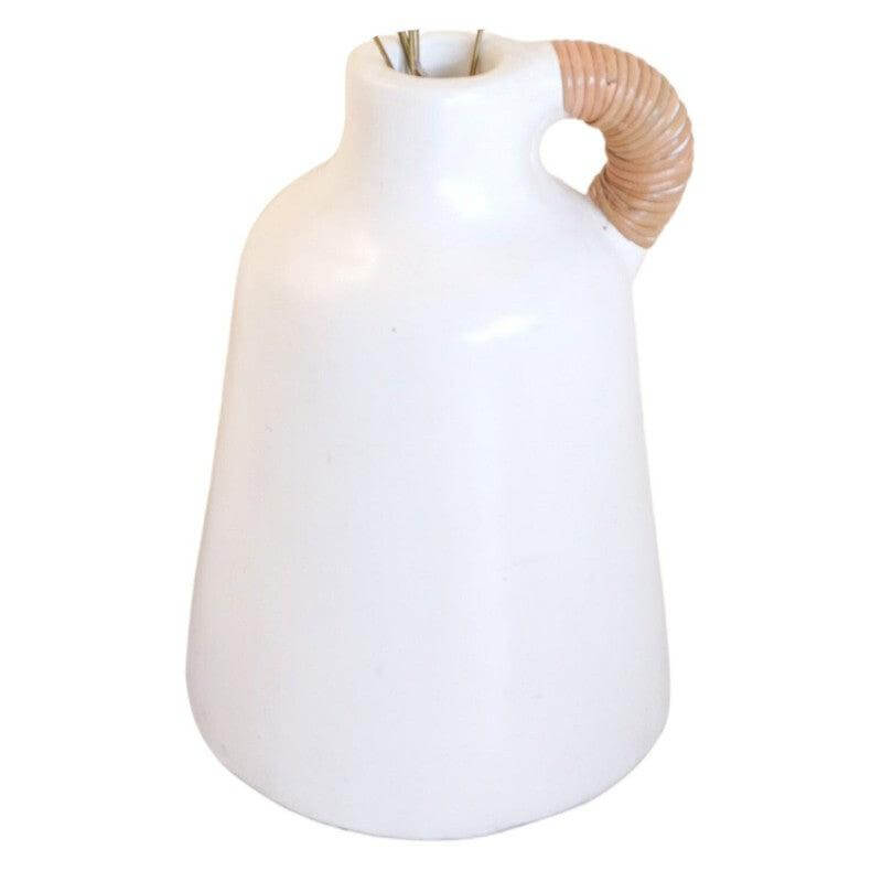 Elegante witte vaas met handvat, geschikt voor bohemian gedroogde bloemen displays. Handgemaakt uit natuurlijke klei.