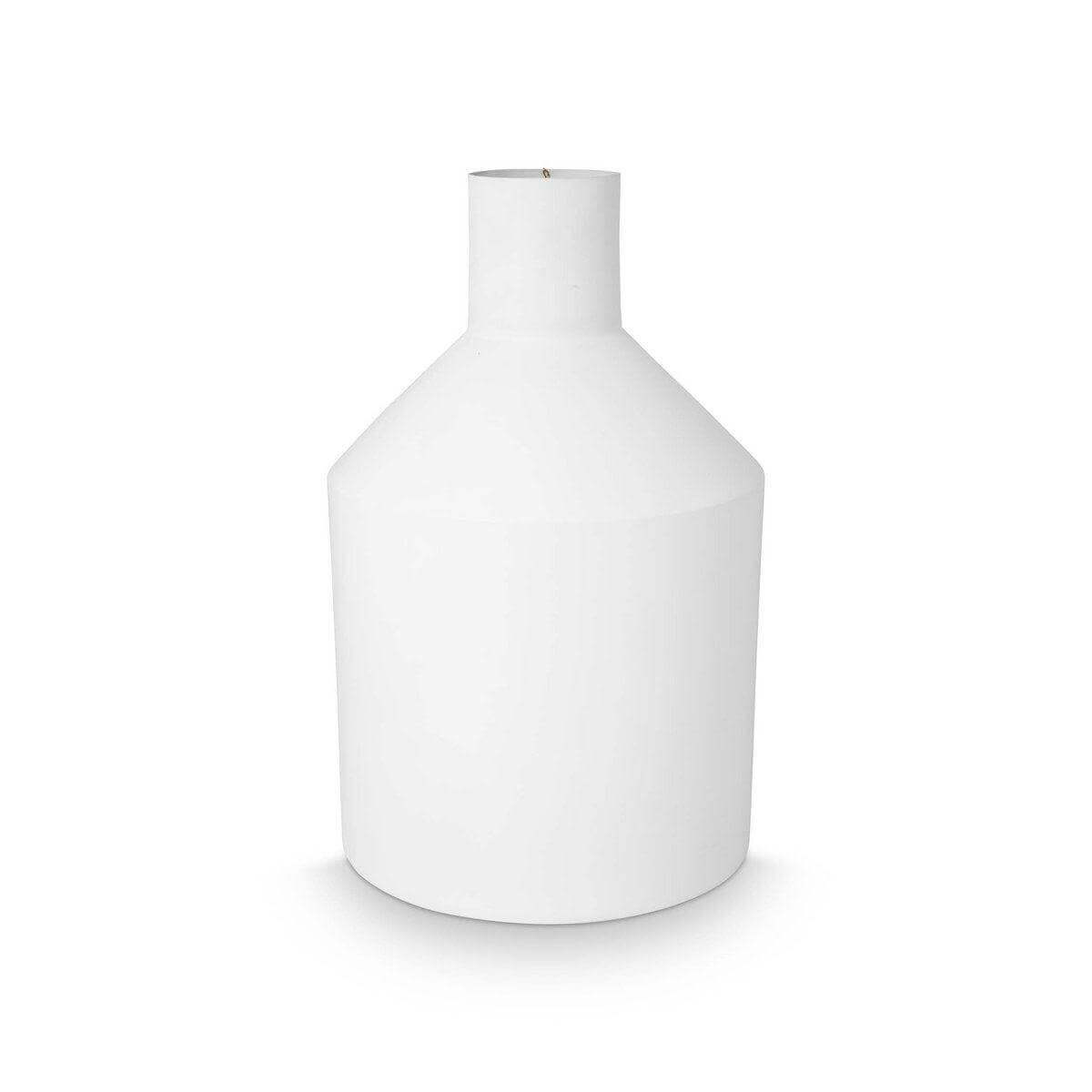 Witte metalen vaas 24x38cm met vtwonen embleem, ideaal voor bloemen en decoratie.