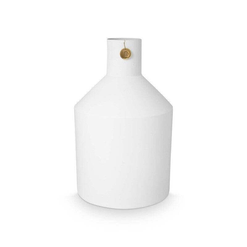 Witte metalen vaas met vtwonen embleem, 24x38cm, perfect voor bloemen en takken in je interieur.