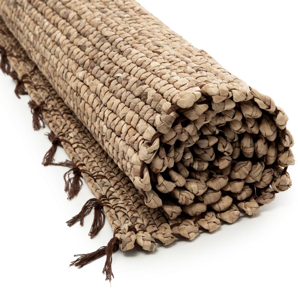 Rol van handgeweven Vloerkleed Tiger Field gemaakt van waterhyacint met franjes, perfect voor een natuurlijke sfeer in de woonkamer.