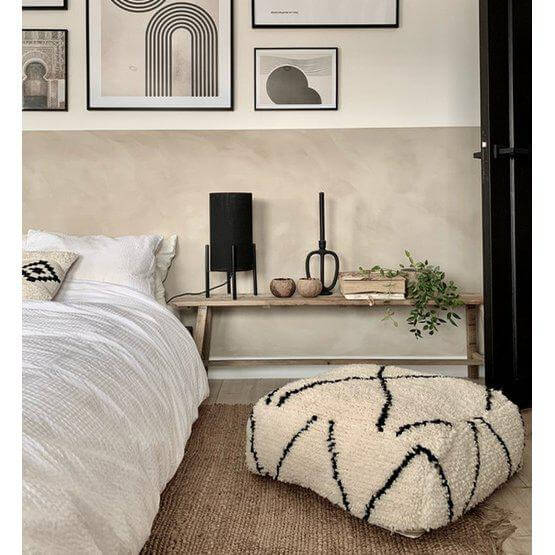 Stijlvolle woonkamer met wit Beni Ouarain vloerkussen als zitplek of voetsteun, perfect voor moderne interieurdecoratie.