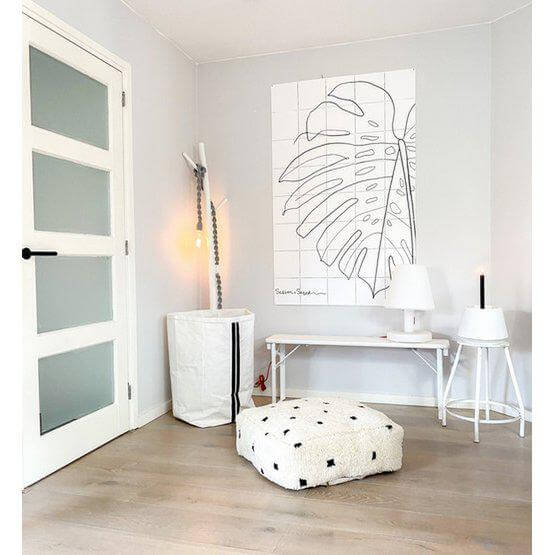 Vloerkussen gestippeld in woonkamer, stijlvol Dalmatier design, ideaal als voetenbank of extra zitplaats. Perfect voor interieurdecoratie.