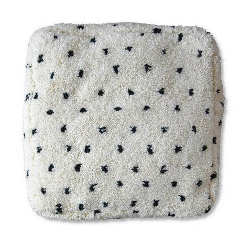 Alt Tag: Gestippeld vloerkussen Dalmatier stijl, handgemaakt voor extra comfort en stijl in uw woonkamer of slaapkamer.