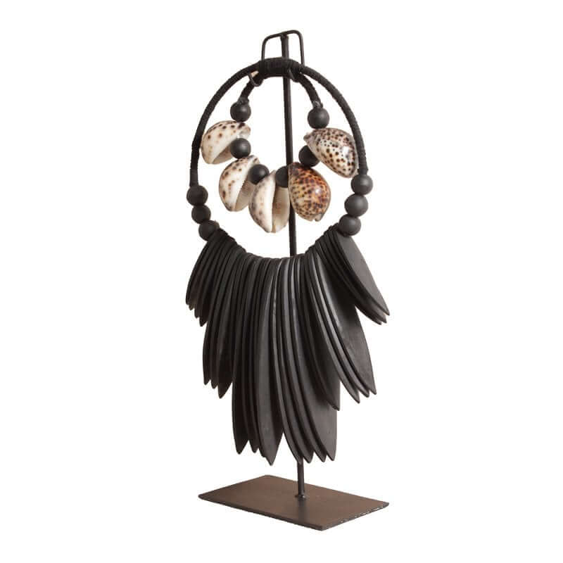 Zwarte Octo Ketting S met houten, schelp en metalen elementen op een standaard, merk Pole To Pole. Elegante decoratie.