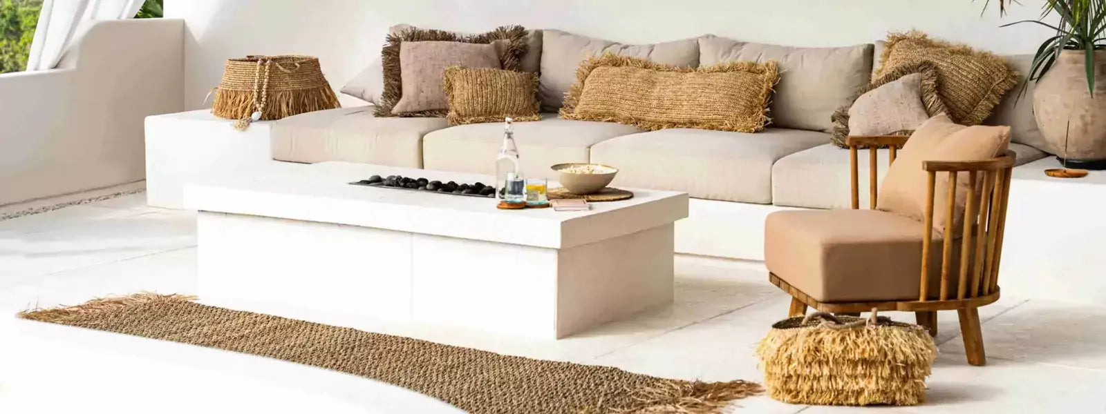 bohemian interieur met rotan verlichting en natuurlijke materialen