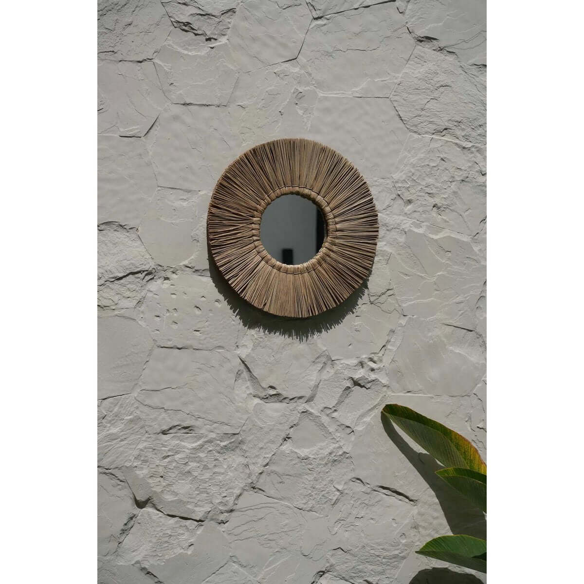 Ronde spiegel van zeegras aan grijze muur, De Alang Alang Spiegel in naturel, 45cm doorsnee, beige kleur, Bazar Bizar Living